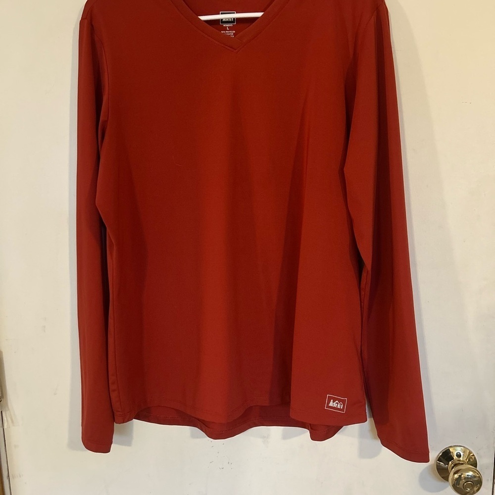 Woman's Large REI Long Sleeve V-Neck Top - Red/orange color